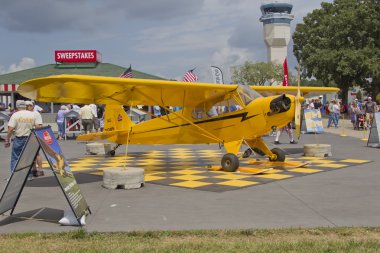 Piper cub sarı uçak