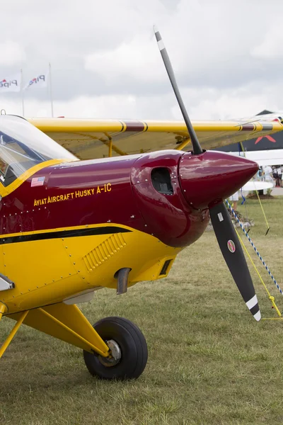 栗色 & 黄色 aviat 飞机赫斯基一-1 c 显示屏的正面视图 — 图库照片