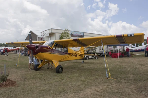 マルーン & 黄色 aviat 航空機ハスキー - 1 c — ストック写真