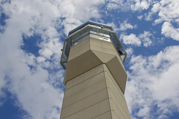 SZÚ letiště tower proti zataženo modrá obloha — Stock fotografie