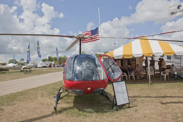 Enstrom f28f červený vrtulník čelní pohled — Stock fotografie