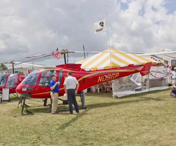 Helicóptero vermelho Enstrom 480B — Fotografia de Stock