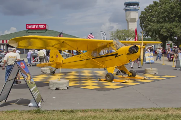 Αεροπλάνο κίτρινο cub αυλητών — Φωτογραφία Αρχείου