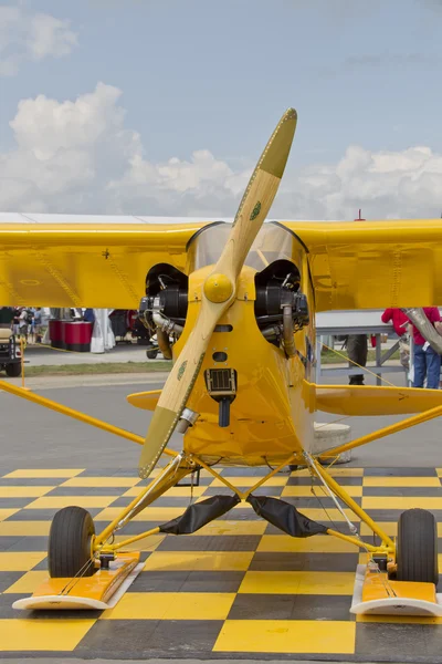 Piper Yellow Cub Flugzeug Frontansicht — Stockfoto