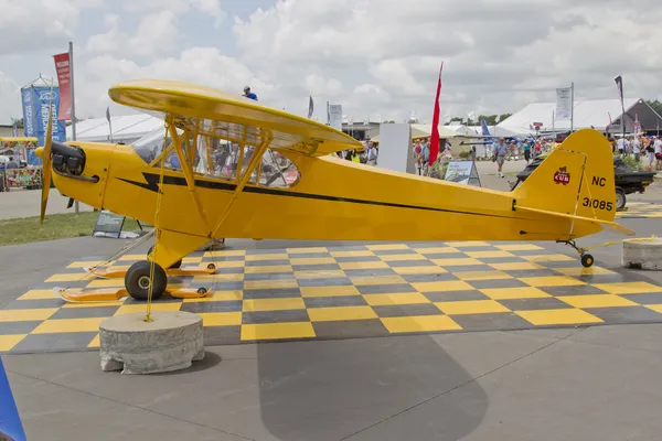 Piper Yellow Cub Flugzeug Seitenansicht — Stockfoto