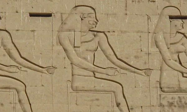 Egyptian hieroglyphics showing peson sitting down — Stock Photo, Image