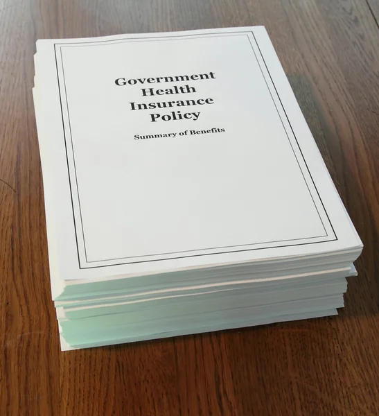 Política de Seguro de Saúde do Governo em uma mesa . — Fotografia de Stock