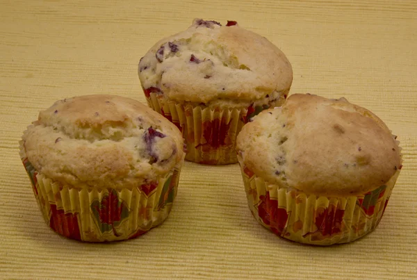 Drie smakelijke cranberry oranje muffins — Stockfoto