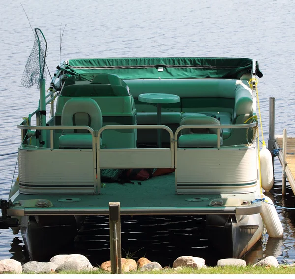 Ponton łódź zadokowany na molo — Zdjęcie stockowe