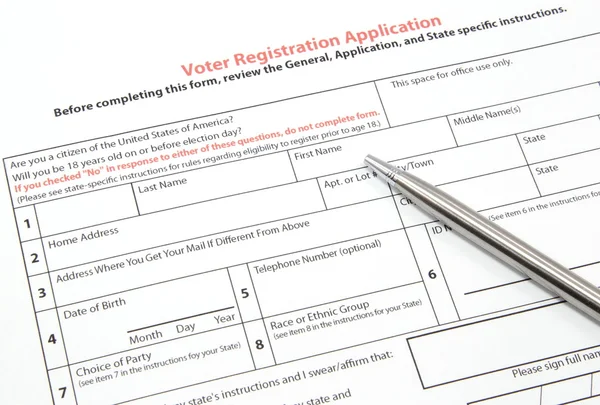 Antrag auf Wählerregistrierung mit silbernem Stift — Stockfoto