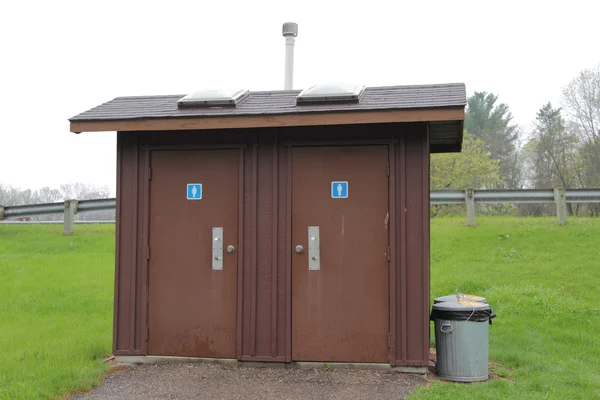 Salles de bains extérieures dans un parc — Photo