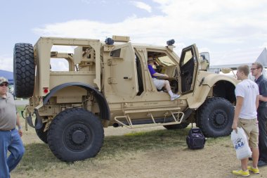 Oshkosh humvee yan görünüm