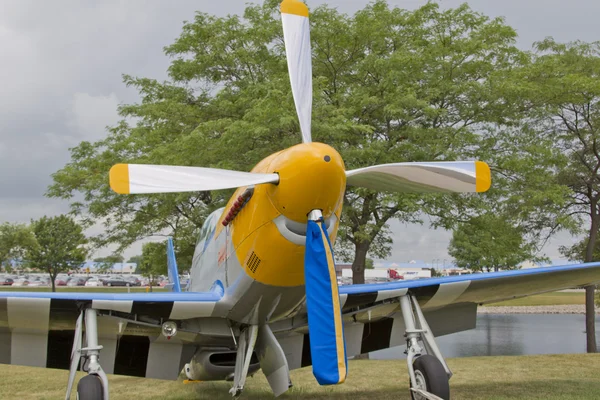 F51-d mustang fighter framifrån — Stockfoto
