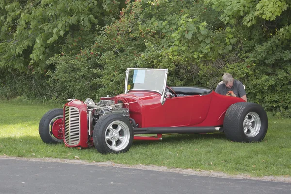 Красный 1927 Ford Roadster вид сбоку — стоковое фото
