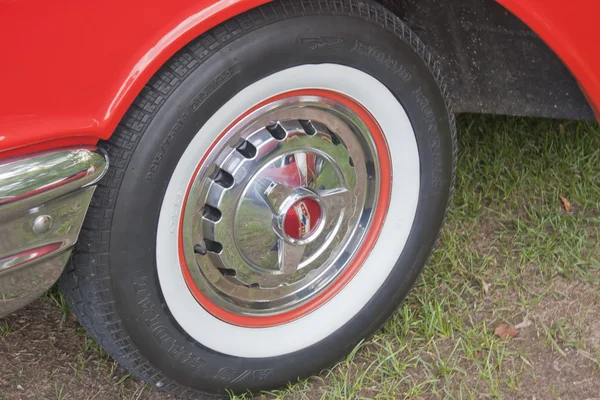 1957 Chevy Convertible pneu de parede branco — Fotografia de Stock