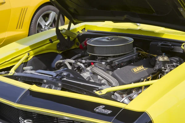 1968 жовтий Camaro двигуна — стокове фото