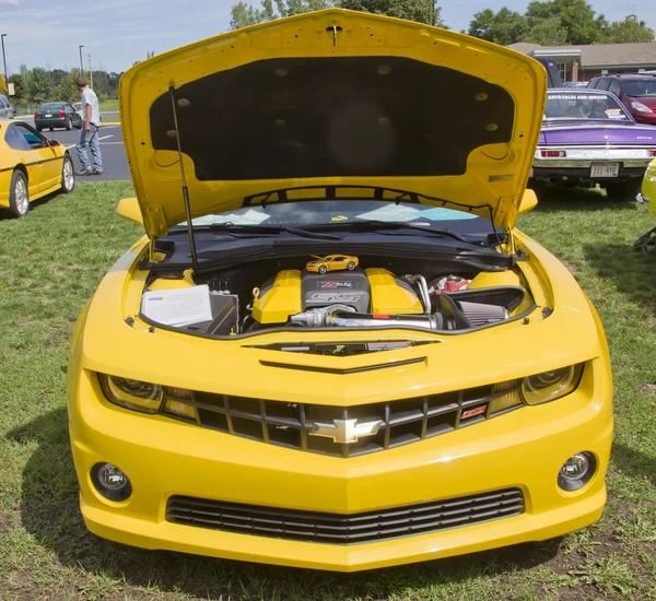 Yellow 2010 Chevy Camaro — Stock Photo, Image