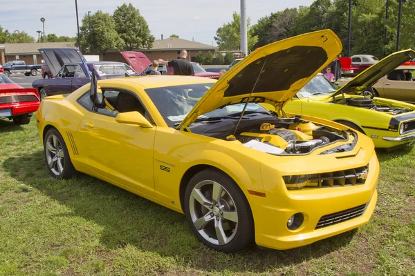 Sarı 2010 Chevrolet camaro yan görünüm — Stok fotoğraf