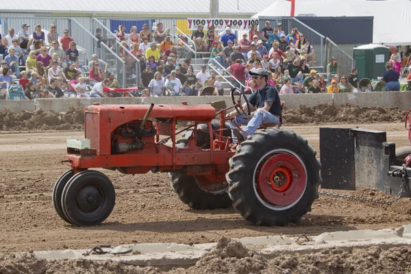 Röd allis chalmers traktor — Stockfoto