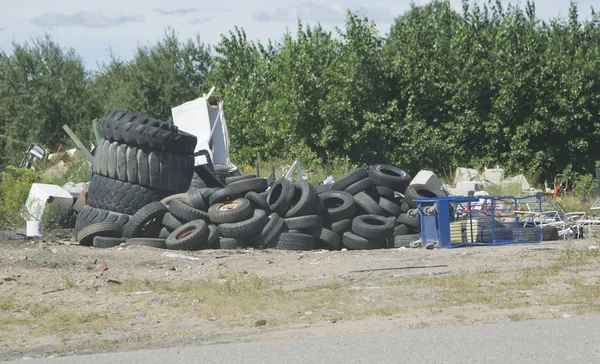 Empilement de vieux pneus à recycler à la décharge . — Photo