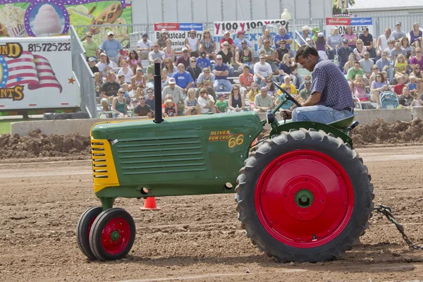 Oliver řádku oříznutí 66 traktor — Stock fotografie