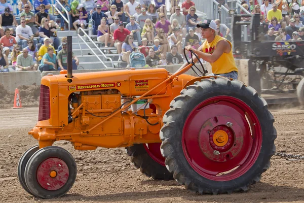 Orange minneapolis moline traktor — Stockfoto