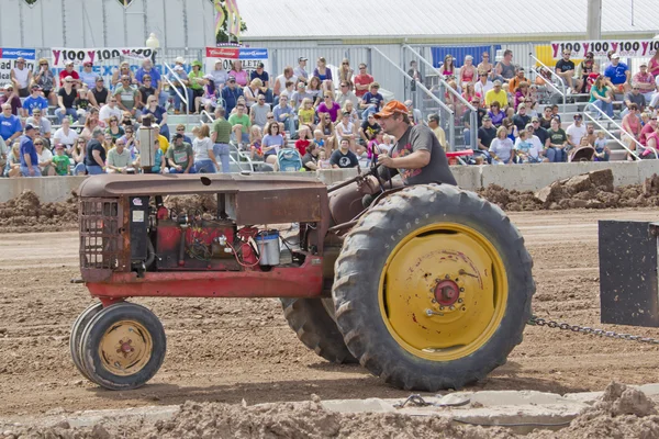 Gamla rostiga traktorn på traktor dra — Stockfoto