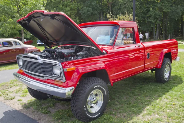 Röd 1979 jeep pickup lastbil — Stockfoto