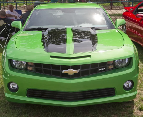 Green Chevy Camaro Front View — Stock Photo, Image