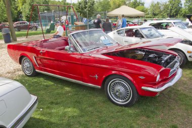 Kırmızı 1965 foird mustang Cabrio yan görünüm