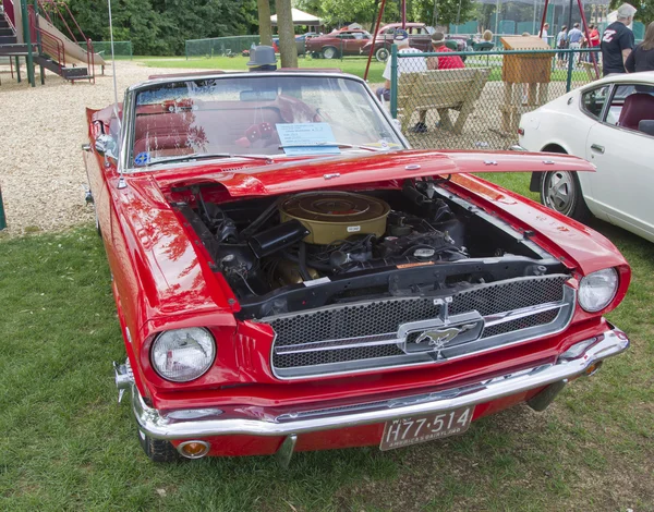 Červená 1965 foird mustang kabriolet — Stock fotografie