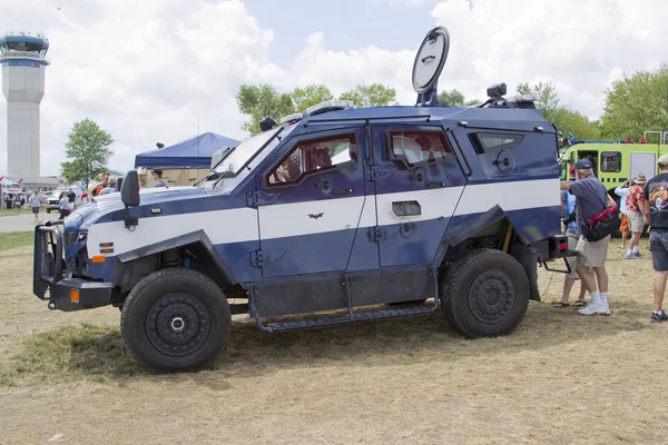 Blue and White Oshkosh Corp TPV miilitary vehicle — Stock Photo, Image