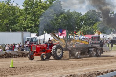 Kırmızı allis chalmers traktör ağırlıkları çekerek