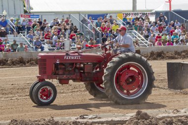 Kırmızı mccormick deering farmall traktör