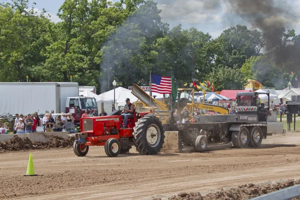 Kırmızı allis chalmers traktör ağırlıkları çekerek — Stok fotoğraf