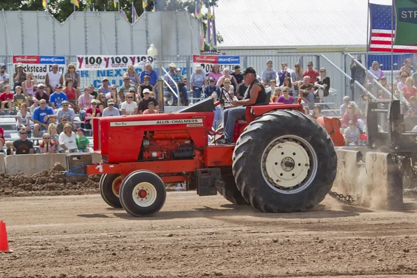 Röd allis chalmers traktor — Stockfoto
