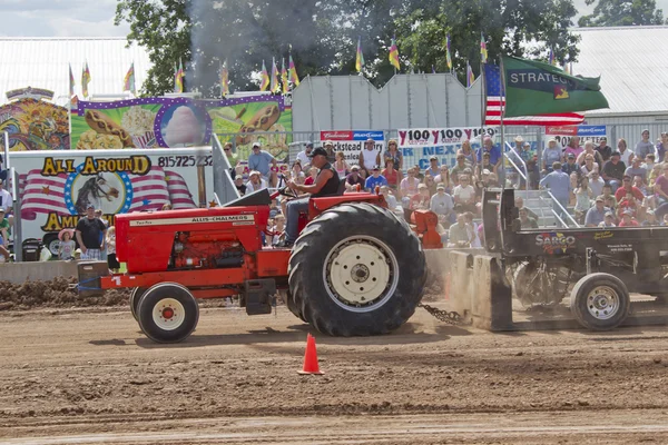 Červená allis chalmers traktor jde — Stock fotografie