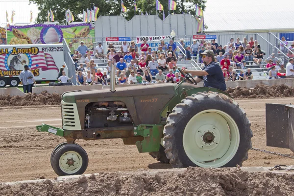 Starý zelený traktor super 77 oliver — Stock fotografie