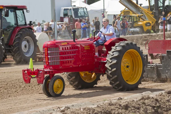 Massey harris super 101 traktör — Stok fotoğraf