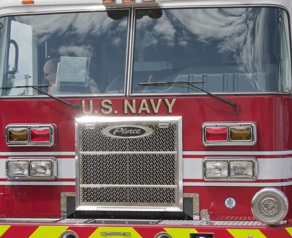 Pierce fire truck ons Marine pearl harbor front schot — Stockfoto