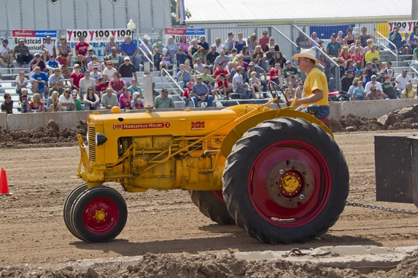 Tractor amarillo de Minneapolis Moline — Foto de Stock