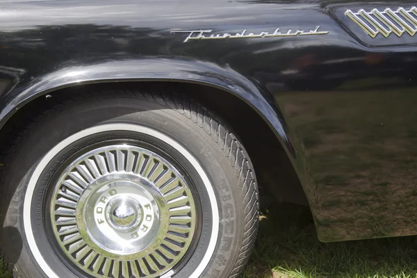 1957 ford thunderbird koło & nazwa — Zdjęcie stockowe