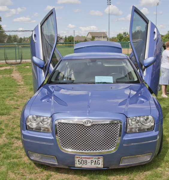 Автомобиль Chrysler 300 с дверьми-бабочками — стоковое фото