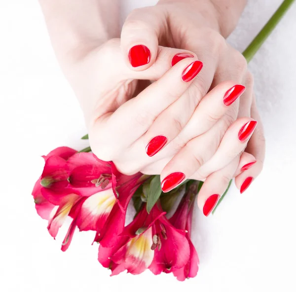 Närbild bild av rött manikyr med blommor — Stockfoto