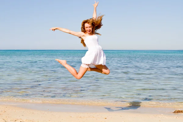 Szczęśliwe młode piękne dziewczyny skoki na plaży — Zdjęcie stockowe