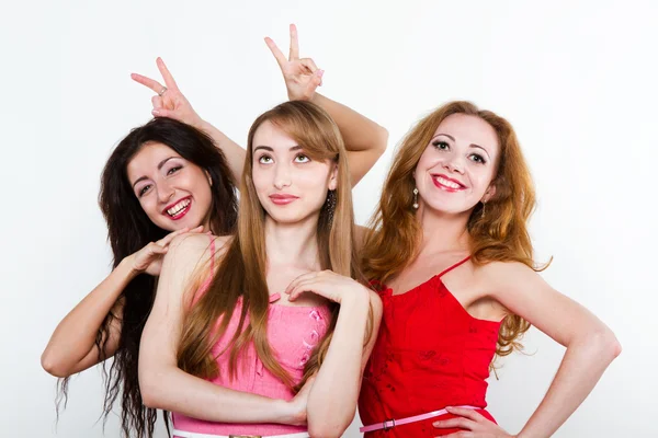 Drei glückliche Freundinnen auf weißem Hintergrund — Stockfoto