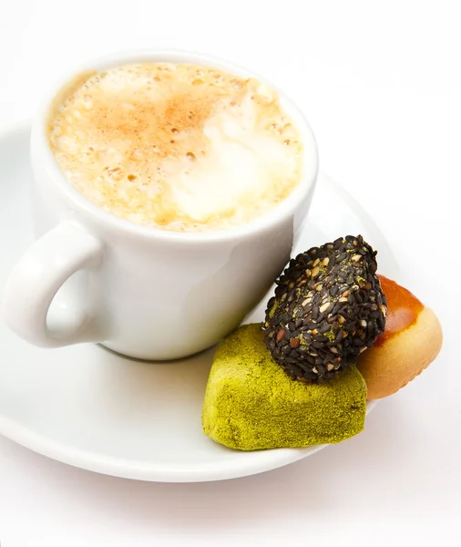 Fincan kahve ve tatlı tabağı üzerinde — Stok fotoğraf