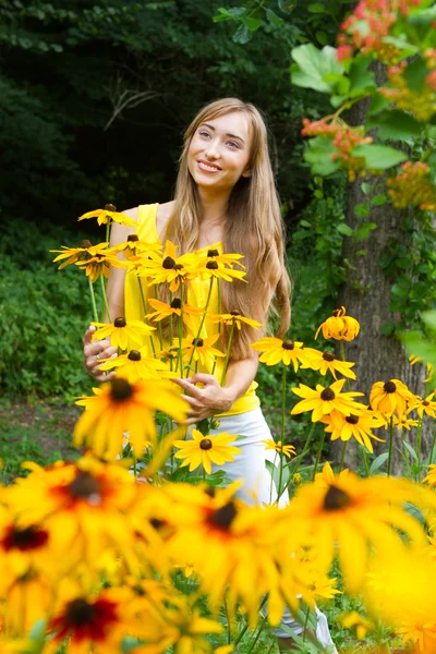 Πορτρέτο μιας νεαρής γυναίκας από κοντά στο δάσος με λουλούδια — Φωτογραφία Αρχείου