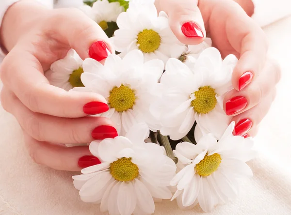 Imagem de close-up de manicure vermelho com flores — Fotografia de Stock