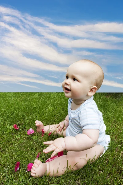 Прекрасный мальчик на траве — стоковое фото